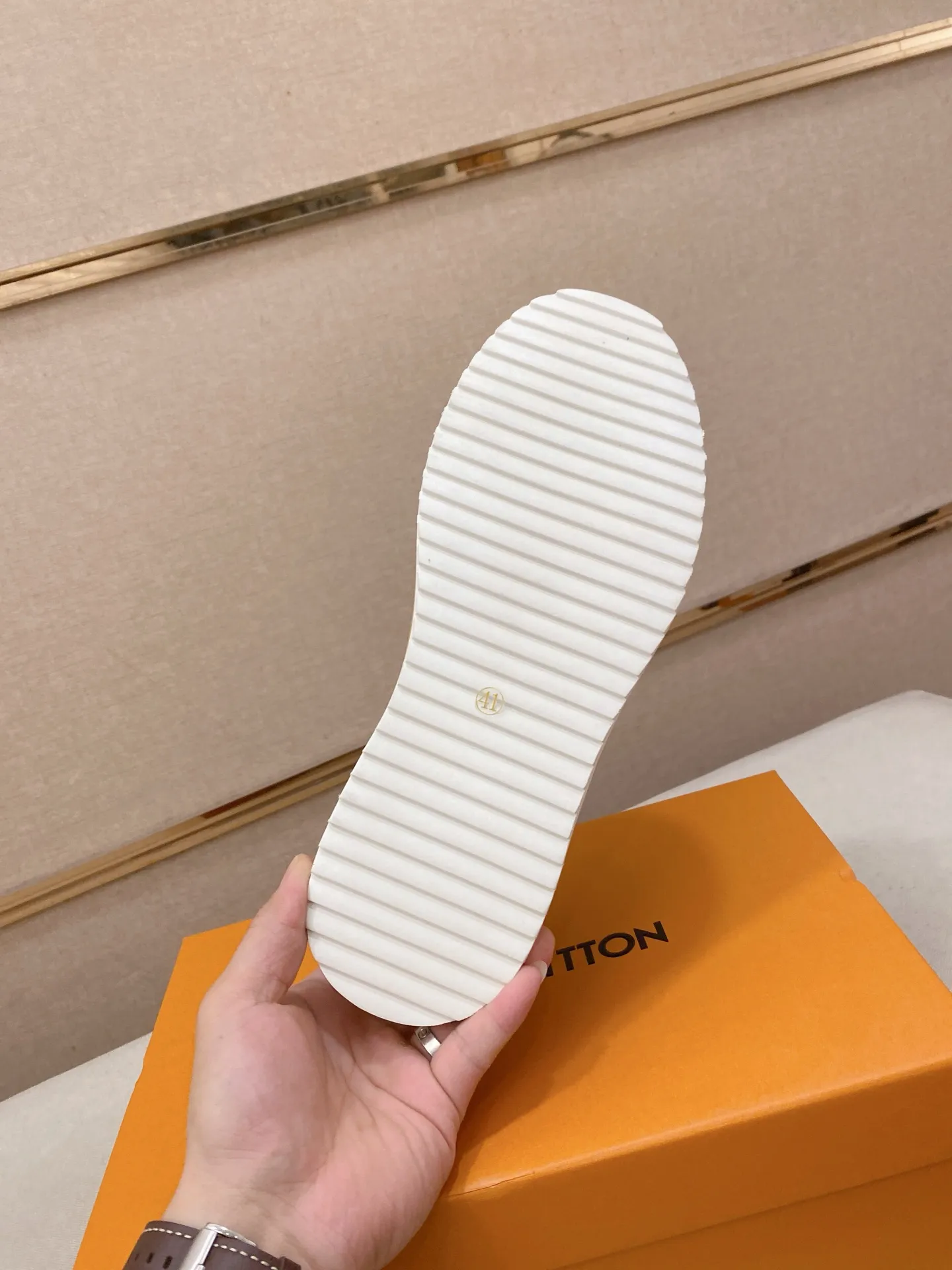 Men's shoes💰 420💰Louis Vuitton (Louis Vuitton/LV) top 🔍🔍 new models are on sale at the same time, the upper 🇮🇹 imported first-layer cowhide from Italy, fully imported sheepskin lining 💪💪, completely 1⃣️ to 1 ⃣️Re-engraved🇮🇹💪💪, ⚠Sole: The original sole is specially provided by the original factory, the exclusive movable molded sole is super comfortable, ⚠The original factory follows the order, 🔍🔍high quality, you can enter and exit the counter at will, welcome to compare⚠. Code number:38-44